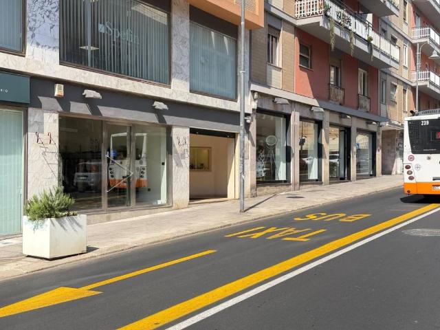 Locale Commerciale in affitto a San Benedetto, Cagliari
