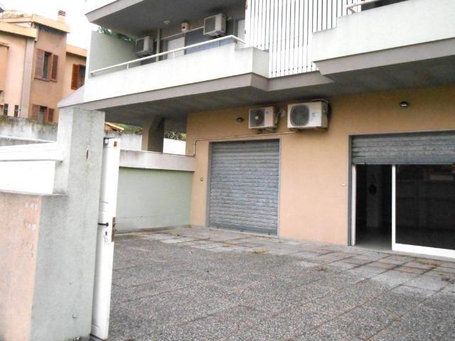 Locale Commerciale in affitto a Genneruxi, Cagliari