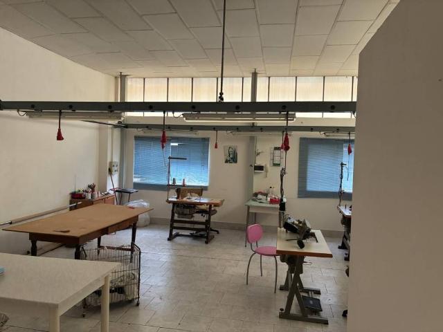 Locale Commerciale in affitto a Cairate, Lombardia