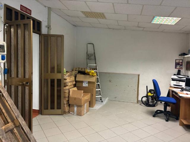 Locale Commerciale in affitto a Cairate, Lombardia