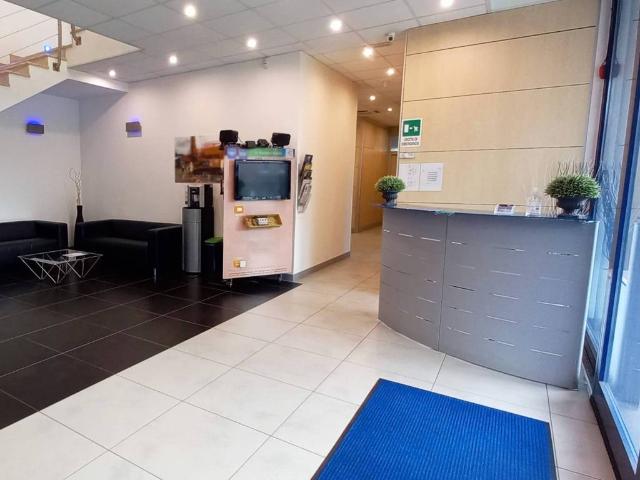 Locale Commerciale in affitto a Cairate, Lombardia