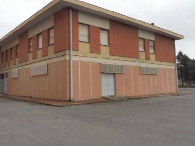 Locale Commerciale in affitto a Cairo Montenotte, Liguria