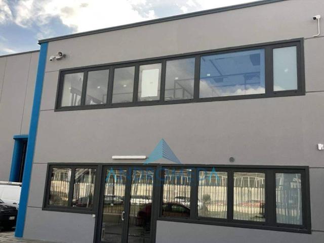 Locale Commerciale in affitto a Caivano, Campania