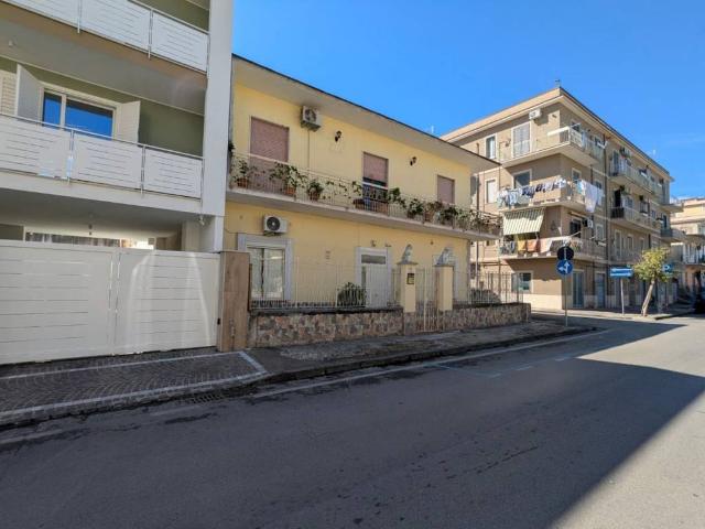 Locale Commerciale in affitto a Caivano, Campania
