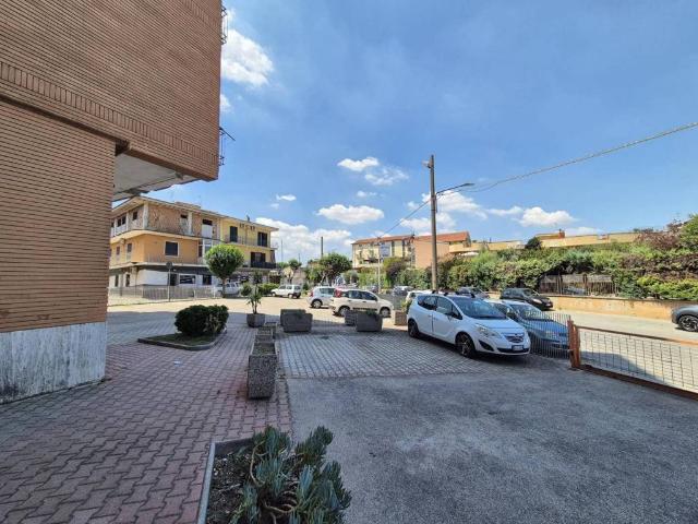 Locale Commerciale in affitto a Caivano, Campania