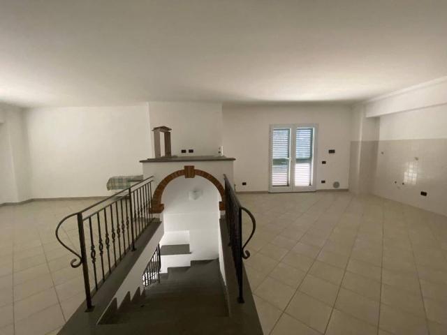 Locale Commerciale in affitto a Oltrarno, Calcinaia
