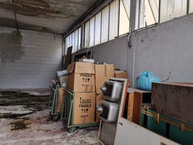 Locale Commerciale in affitto a Case Bianche, Calcinaia