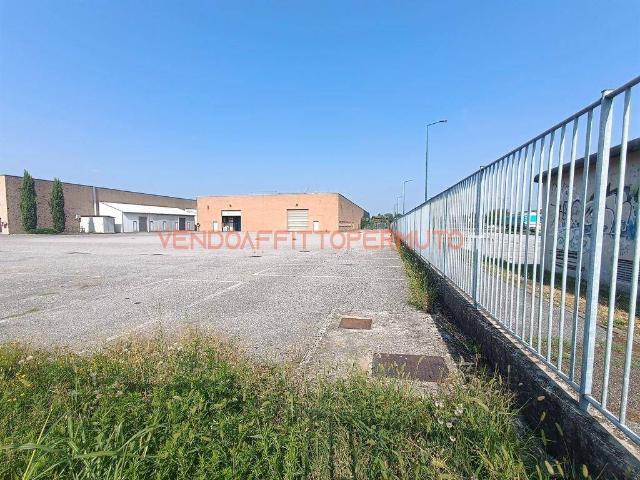 Locale Commerciale in vendita a Calcinate, Lombardia