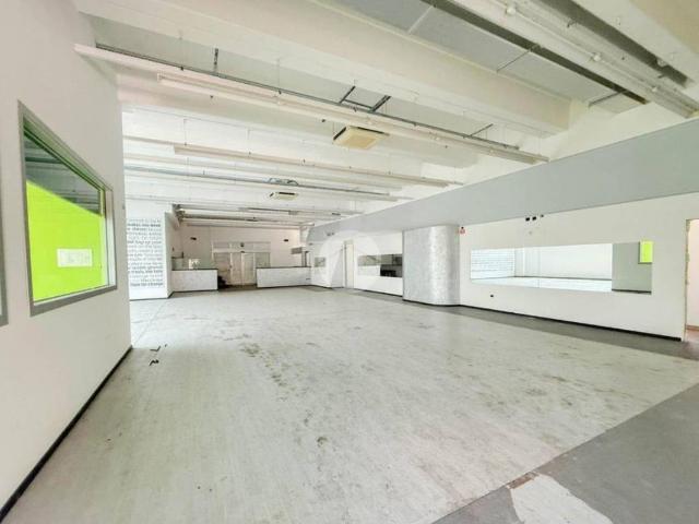 Locale Commerciale in affitto a Calcinate, Lombardia
