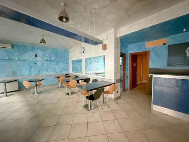 Locale Commerciale in affitto a Calcinate, Lombardia