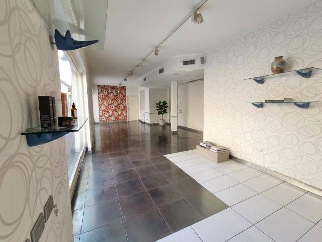 Locale Commerciale in affitto a Calcinate, Lombardia