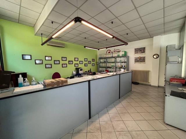 Locale Commerciale in affitto a Calcinato, Lombardia
