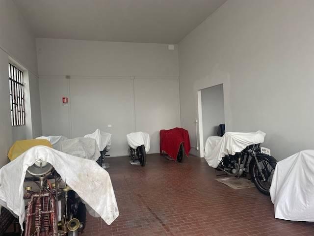 Locale Commerciale in affitto a Calcinato, Lombardia