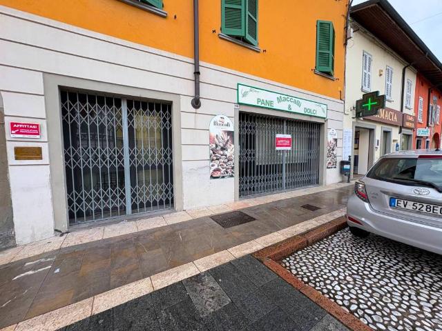 Locale Commerciale in affitto a Calcio, Lombardia
