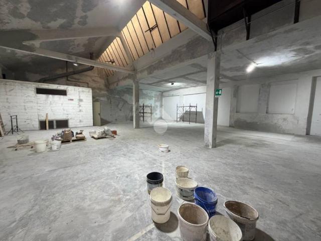 Locale Commerciale in affitto a Calco Superiore, Calco