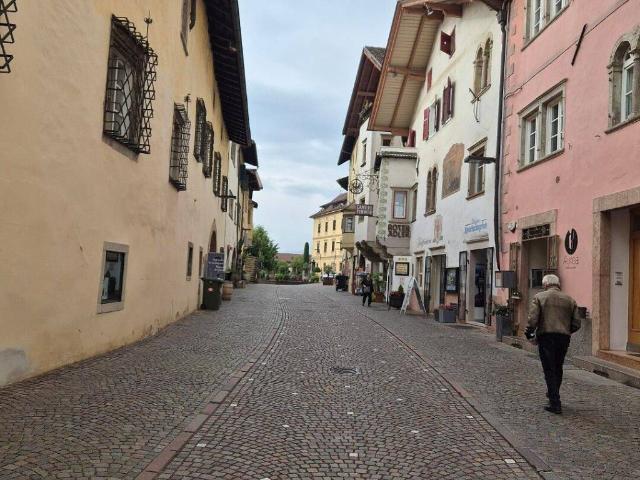 Locale Commerciale in affitto a Überetsch-Unterland - Oltradige-Bassa Atesina, Caldaro - Kaltern