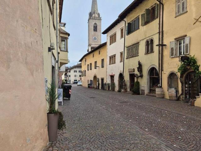 Locale Commerciale in affitto a Überetsch-Unterland - Oltradige-Bassa Atesina, Caldaro - Kaltern