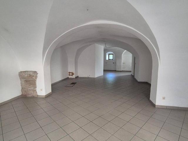 Locale Commerciale in affitto a Überetsch-Unterland - Oltradige-Bassa Atesina, Caldaro - Kaltern