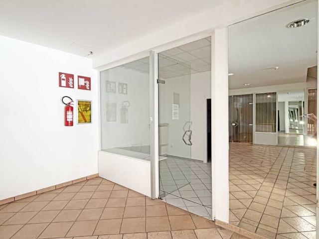 Locale Commerciale in affitto a Überetsch-Unterland - Oltradige-Bassa Atesina, Caldaro - Kaltern