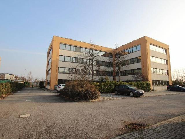 Locale Commerciale in affitto a Unione Terre d'Acqua, Calderara Di Reno