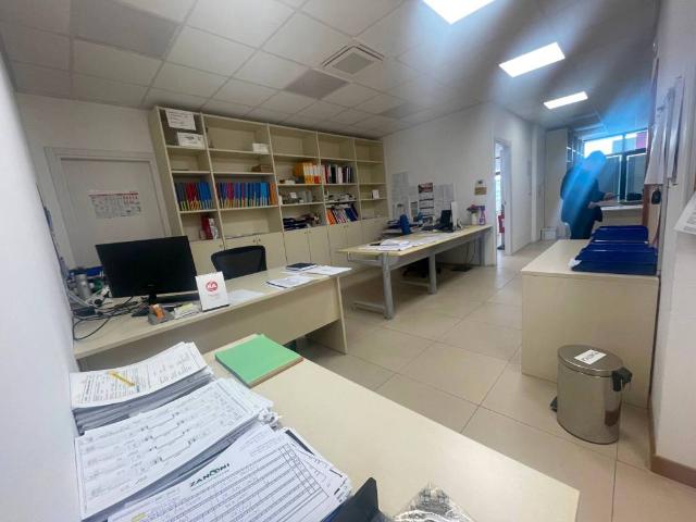 Locale Commerciale in affitto a Caldiero, Veneto