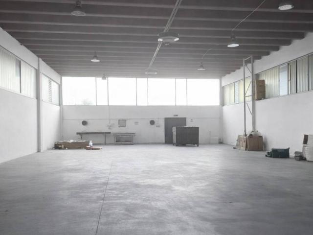 Locale Commerciale in affitto a Caldogno, Veneto