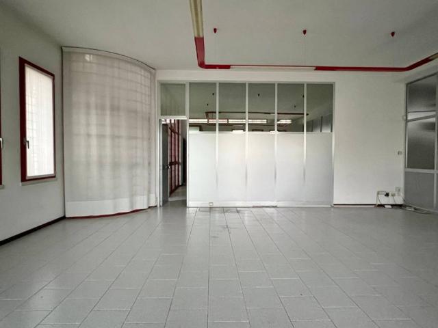 Locale Commerciale in affitto a Caldogno, Veneto