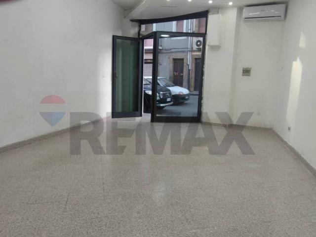 Locale Commerciale in affitto a Le Sfere, Caltagirone