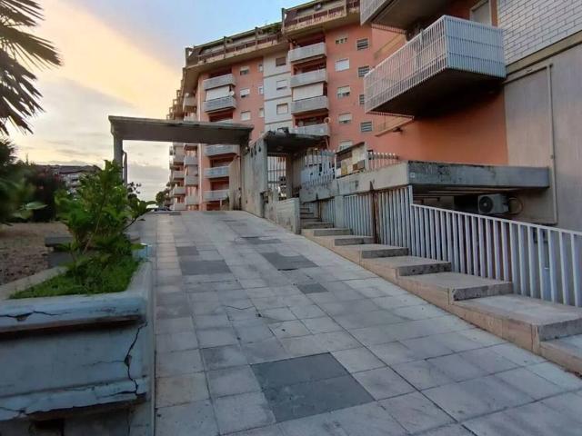 Locale Commerciale in affitto a Caltanissetta, Sicilia