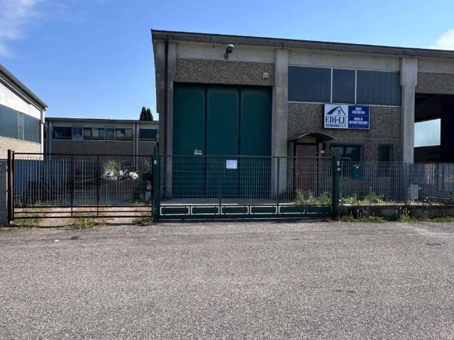 Locale Commerciale in affitto a Piemonte, Novara