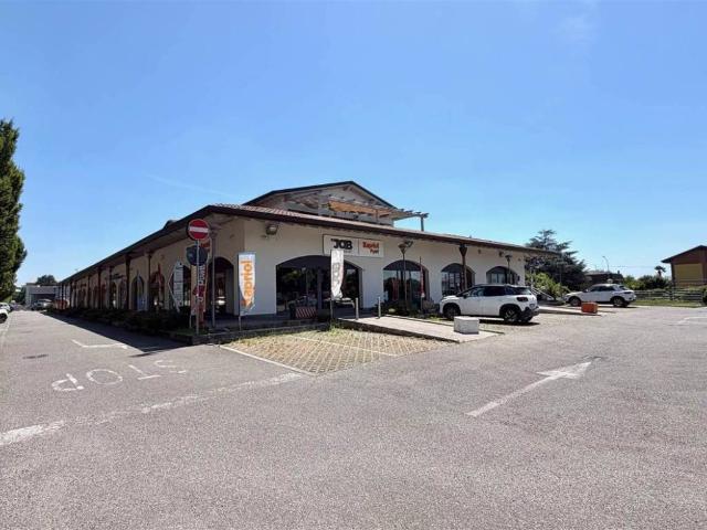 Locale Commerciale in affitto a Calusco D'adda, Lombardia