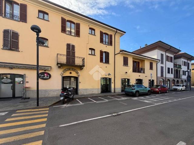 Locale Commerciale in affitto a Calusco D'adda, Lombardia