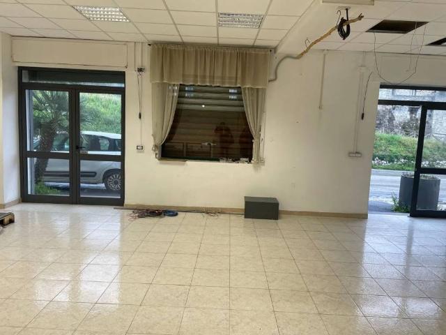 Locale Commerciale in affitto a Calvi Risorta, Campania