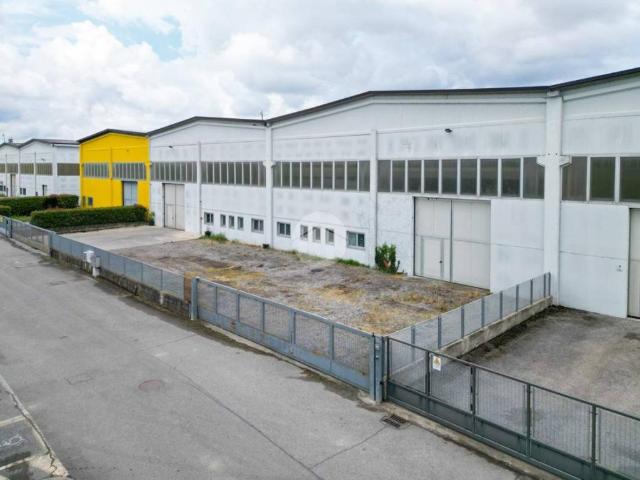 Locale Commerciale in affitto a Calvisano, Lombardia