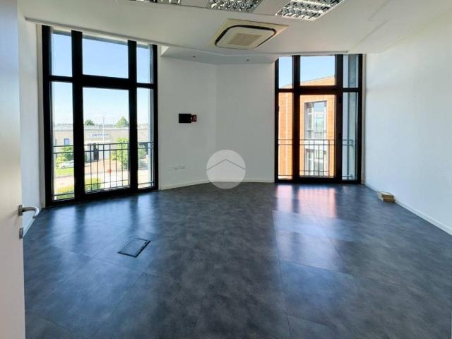 Locale Commerciale in affitto a Calvisano, Lombardia