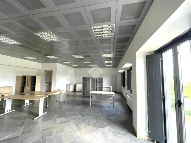 Locale Commerciale in affitto a Calvisano, Lombardia