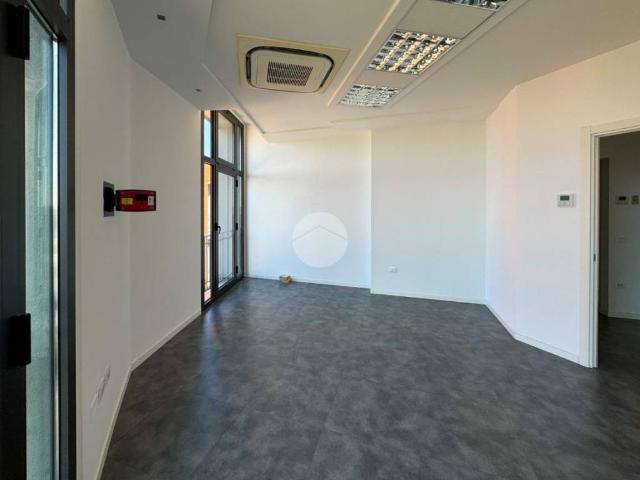 Locale Commerciale in affitto a Calvisano, Lombardia