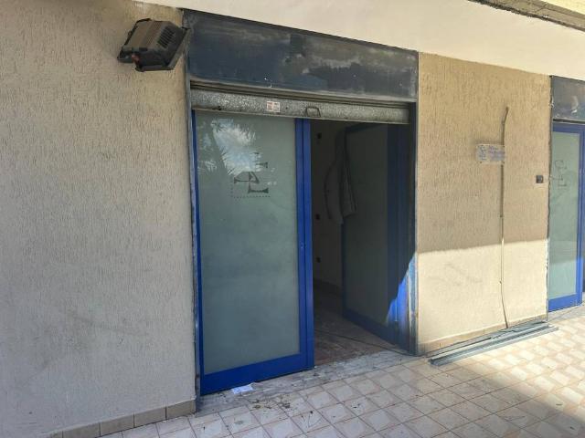 Locale Commerciale in affitto a Calvizzano, Campania