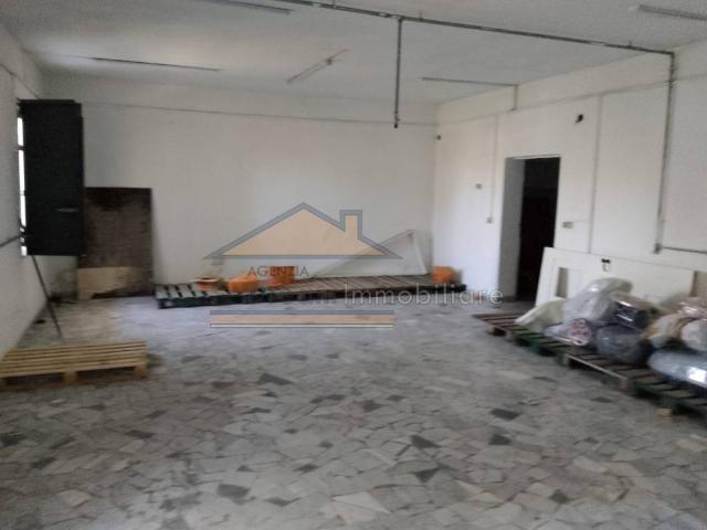 Locale Commerciale in affitto a Calvizzano, Campania