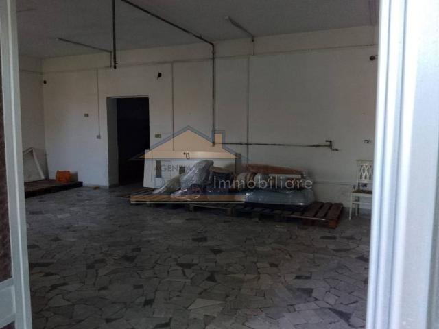 Locale Commerciale in affitto a Calvizzano, Campania
