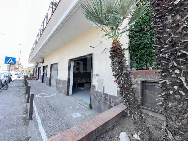 Locale Commerciale in affitto a Marano Di Napoli, Campania