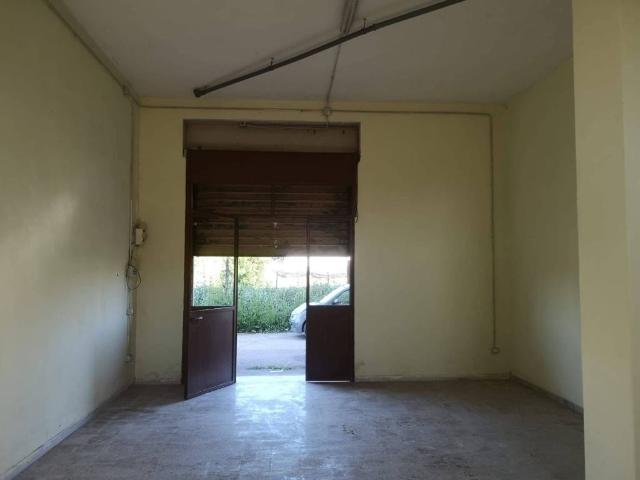 Locale Commerciale in affitto a Calvizzano, Campania