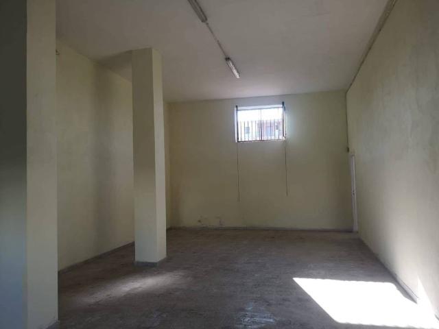 Locale Commerciale in affitto a Calvizzano, Campania