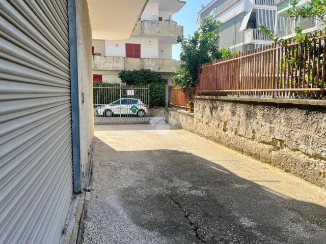 Locale Commerciale in affitto a Calvizzano, Campania