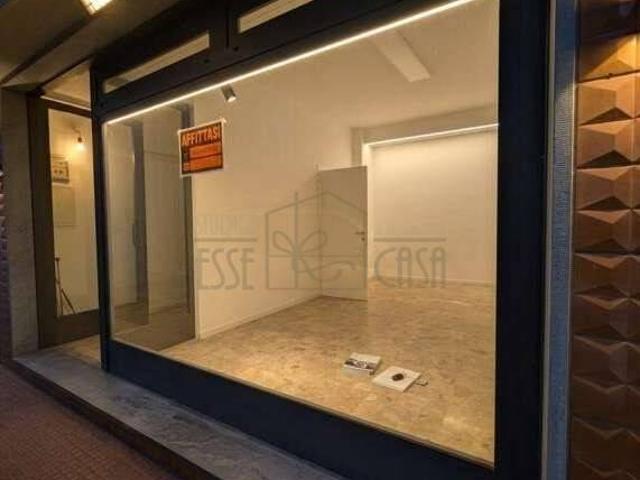 Locale Commerciale in affitto a Camaiore, Toscana