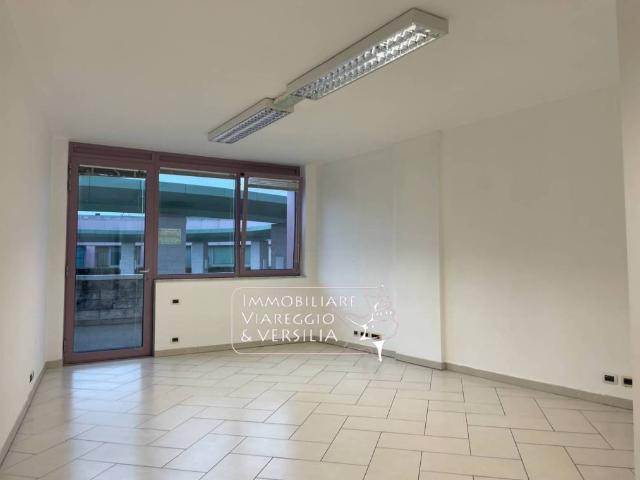 Locale Commerciale in affitto a Camaiore, Toscana