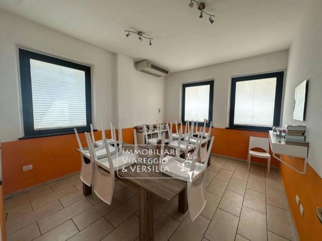 Locale Commerciale in affitto a Lido di Camaiore, Camaiore