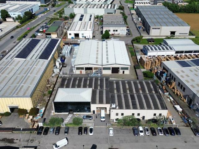 Locale Commerciale in affitto a Cambiago, Lombardia