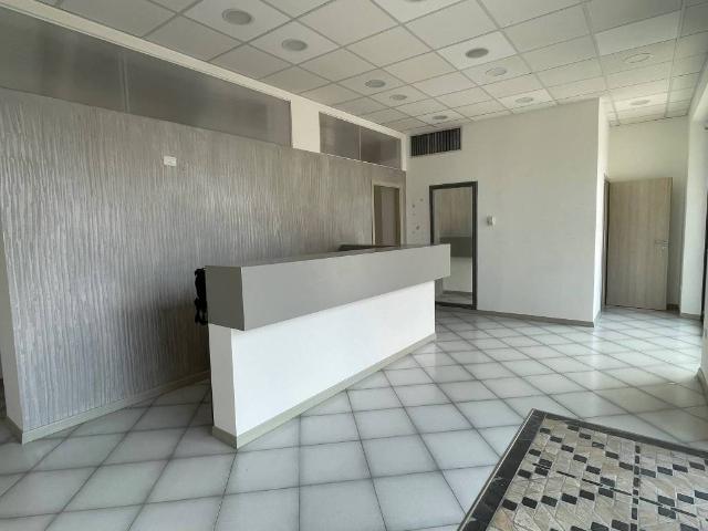 Locale Commerciale in affitto a Marche, Ancona