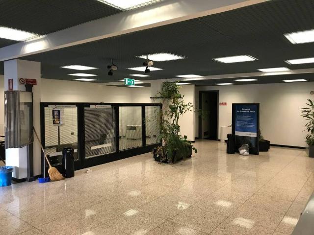 Locale Commerciale in affitto a Marche, Ancona